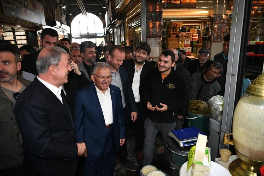 Bakan Akar Ve Başkan Büyükkılıç’tan tarihi kapalı çarşı esnafına ziyaret