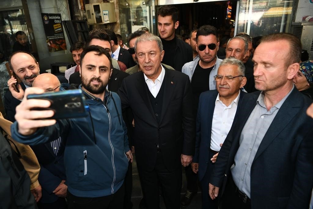 Bakan Akar Ve Başkan Büyükkılıç’tan tarihi kapalı çarşı esnafına ziyaret