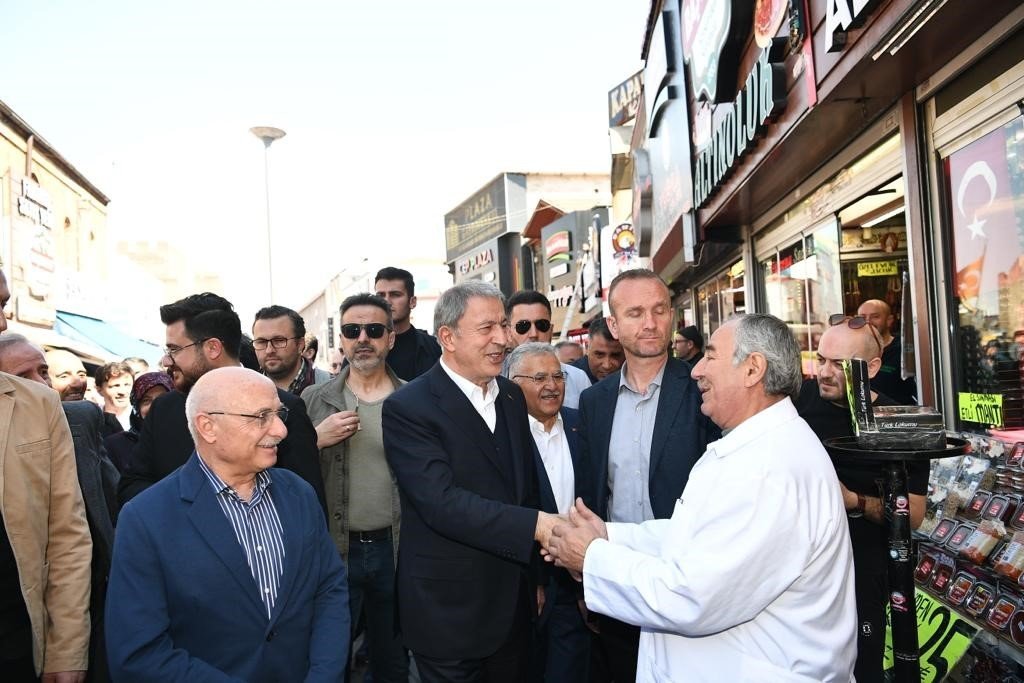 Bakan Akar Ve Başkan Büyükkılıç’tan tarihi kapalı çarşı esnafına ziyaret