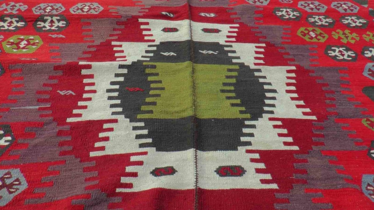 120 yıllık kilim zamana meydan okuyor