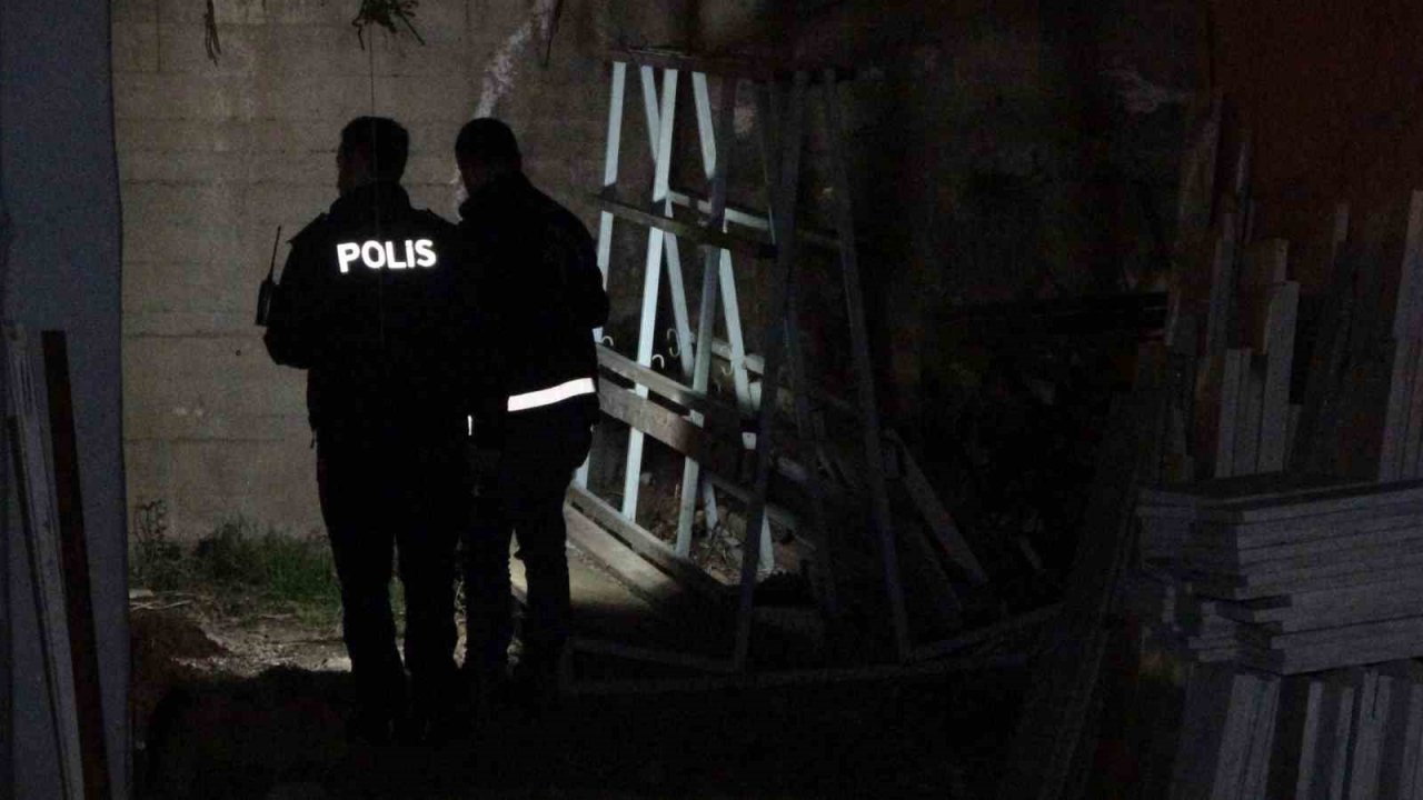 Otomobiline bindiği esnada bacağına kurşun isabet etti