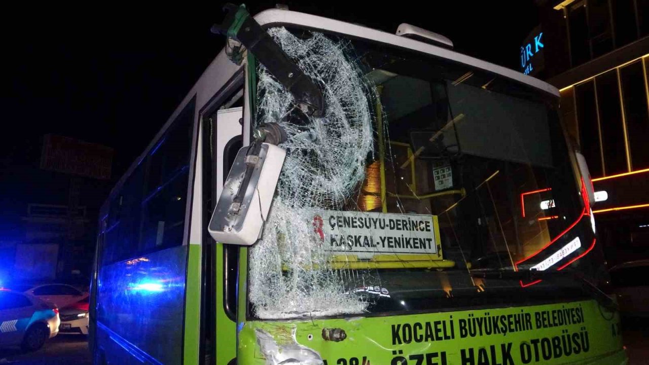 Otobüsle çarpışan ambulans yan yattı: 3 yaralı