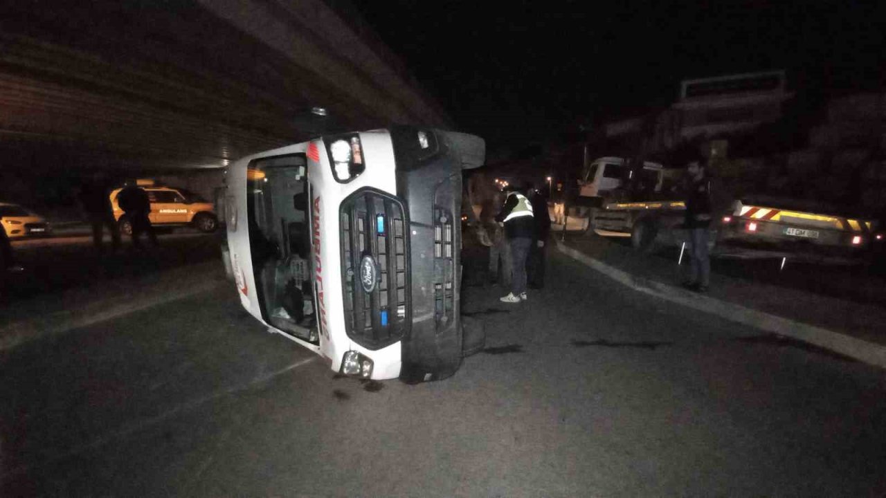 Otobüsle çarpışan ambulans yan yattı: 3 yaralı
