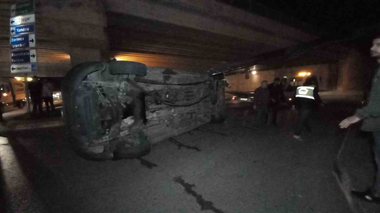 Otobüsle çarpışan ambulans yan yattı: 3 yaralı