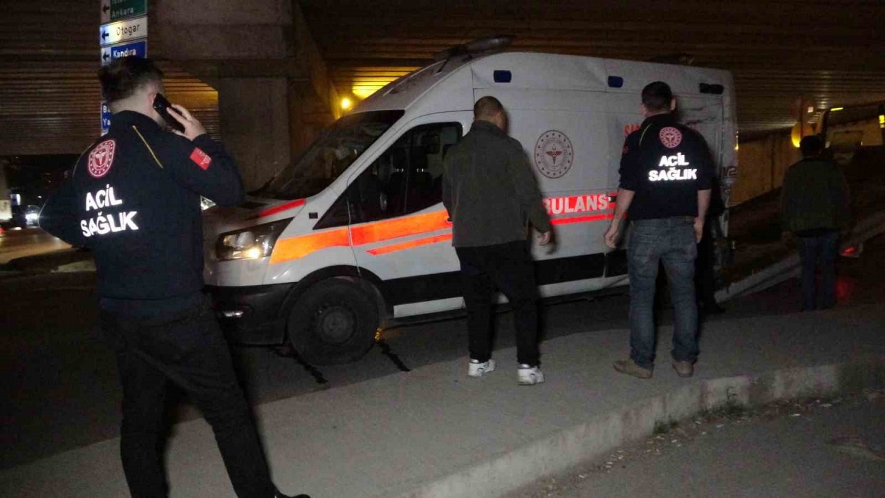 Otobüsle çarpışan ambulans yan yattı: 3 yaralı