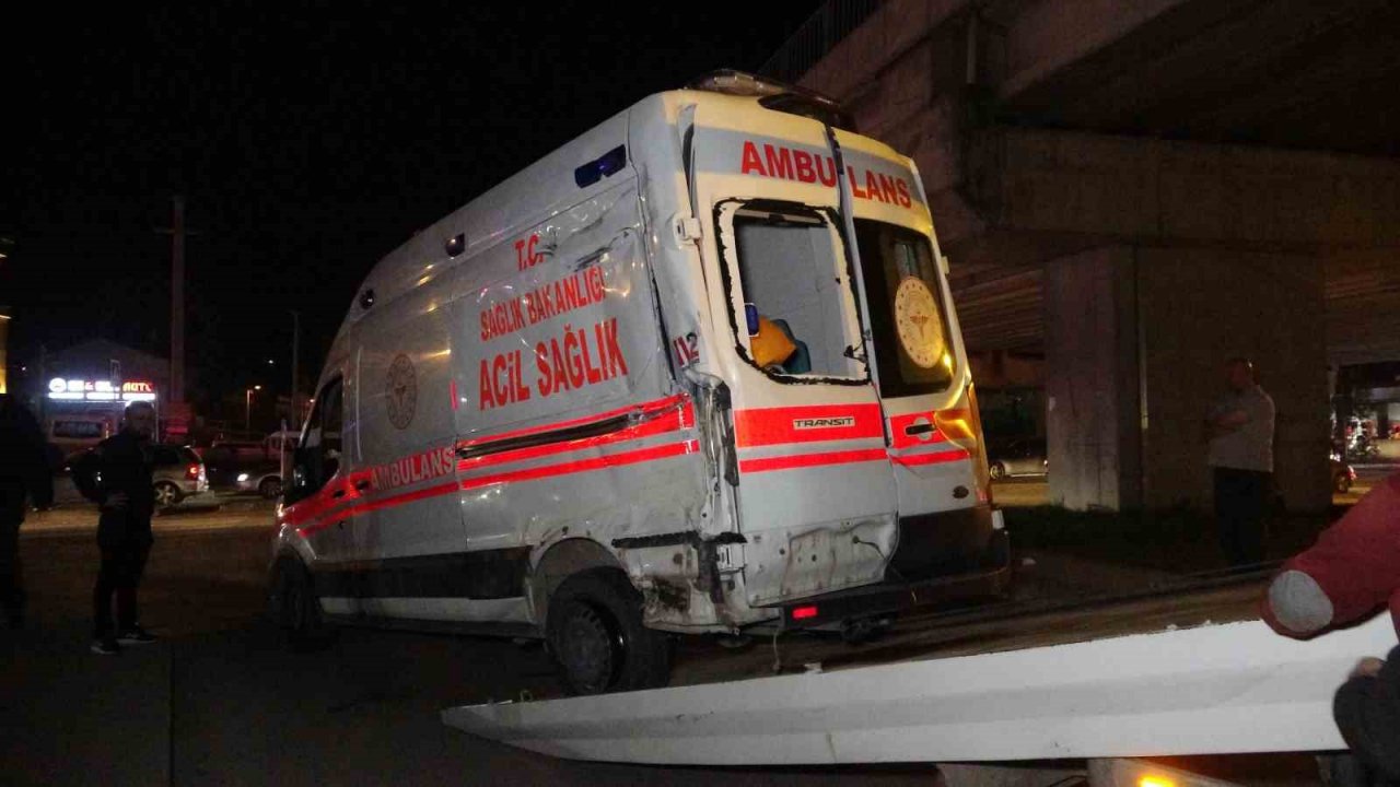 Otobüsle çarpışan ambulans yan yattı: 3 yaralı