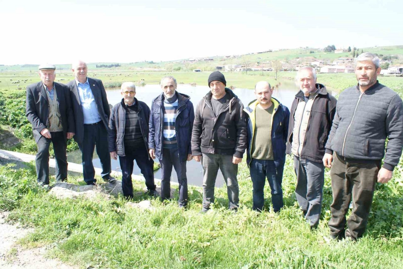 Her yıl arazilerini su basıyor