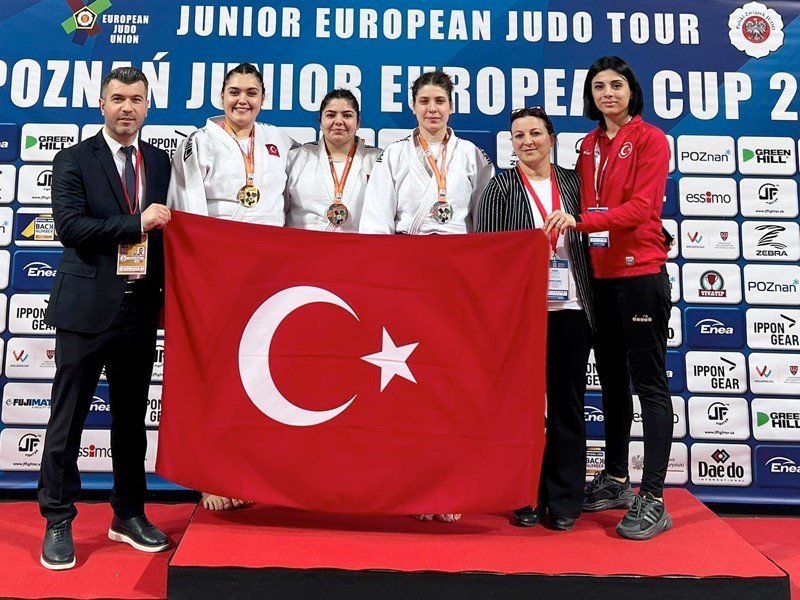 Manisalı Duygu Dirgen, Fransız’ı devirdi, altın madalyayı kaptı