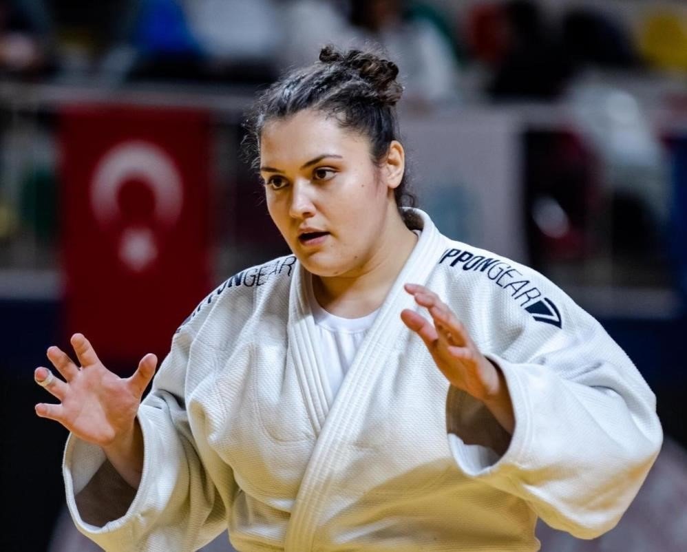 Manisalı Duygu Dirgen, Fransız’ı devirdi, altın madalyayı kaptı