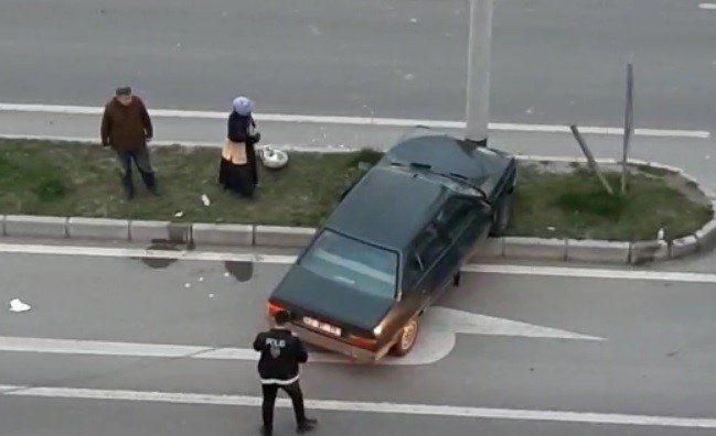 Otomobil aydınlatma direğine çarptı: 3 yaralı