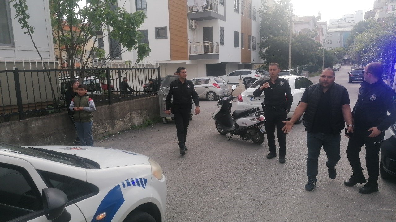 Maddi hasarlı kazanın ardından araç sürücüleri birbirlerine girdi