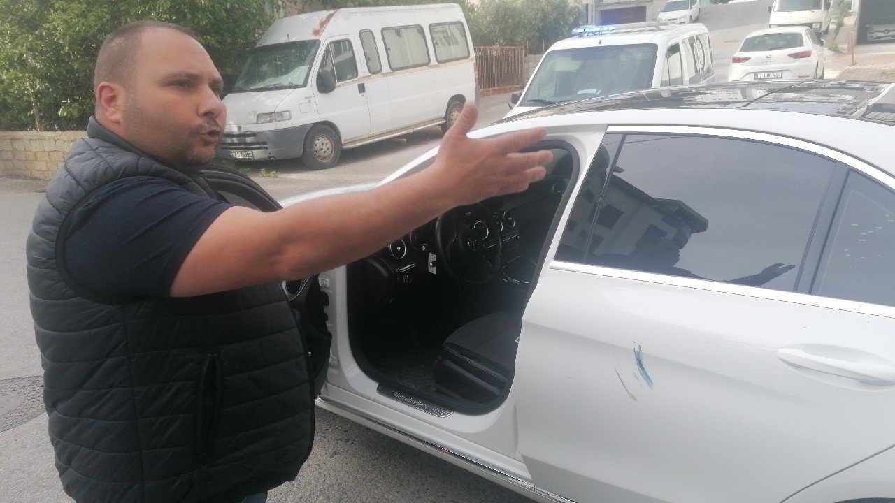 Maddi hasarlı kazanın ardından araç sürücüleri birbirlerine girdi