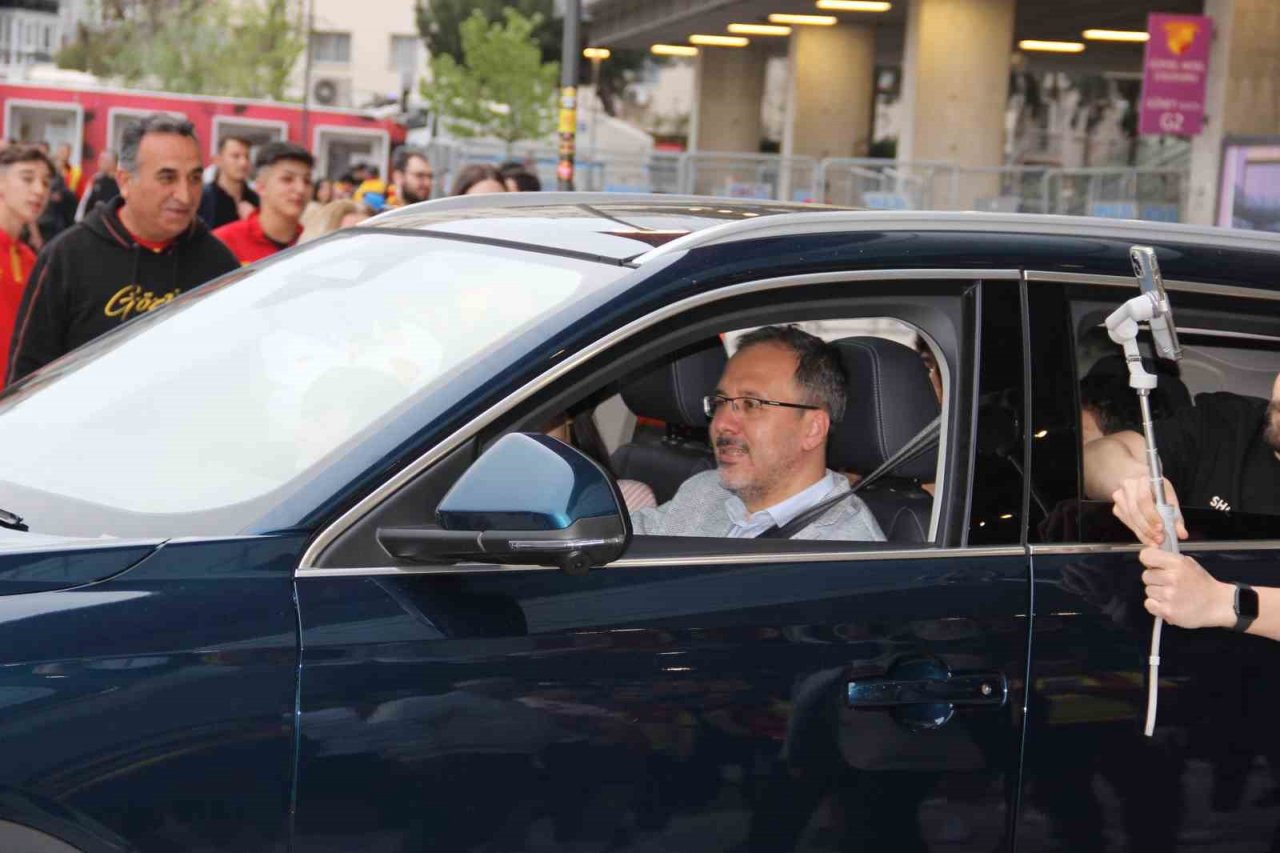 Bakan Kasapoğlu, Göztepeli taraftarla buluştu, ’İzmir’in spor markasını birlikte yükselteceğiz’ dedi