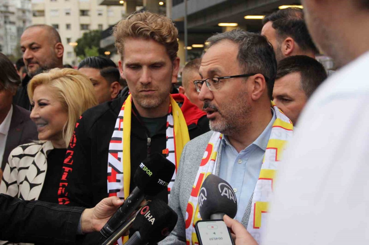 Bakan Kasapoğlu, Göztepeli taraftarla buluştu, ’İzmir’in spor markasını birlikte yükselteceğiz’ dedi