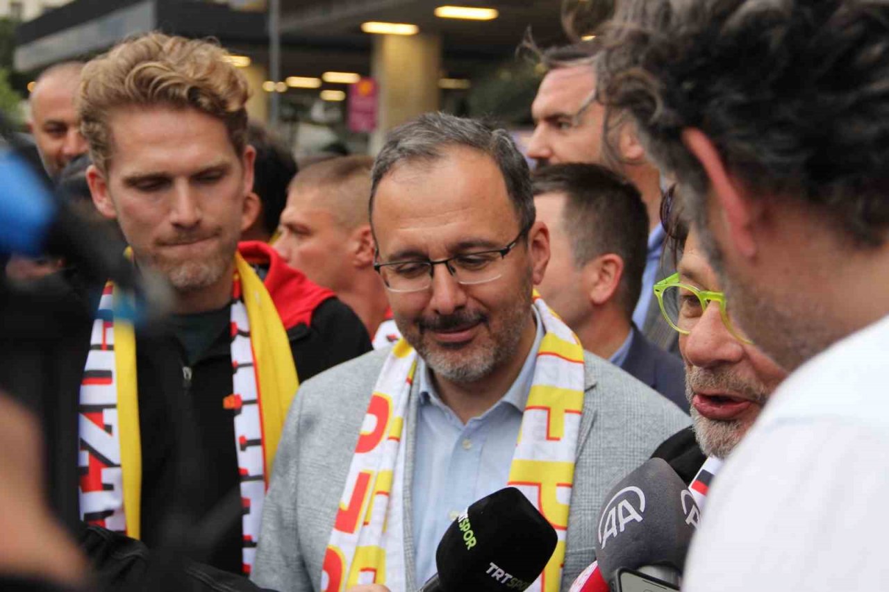 Bakan Kasapoğlu, Göztepeli taraftarla buluştu, ’İzmir’in spor markasını birlikte yükselteceğiz’ dedi