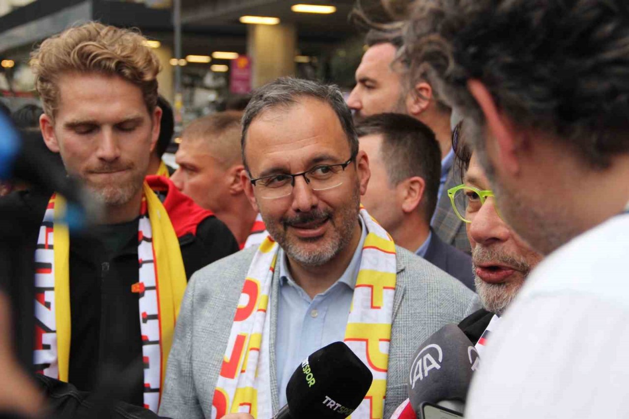 Bakan Kasapoğlu, Göztepeli taraftarla buluştu, ’İzmir’in spor markasını birlikte yükselteceğiz’ dedi