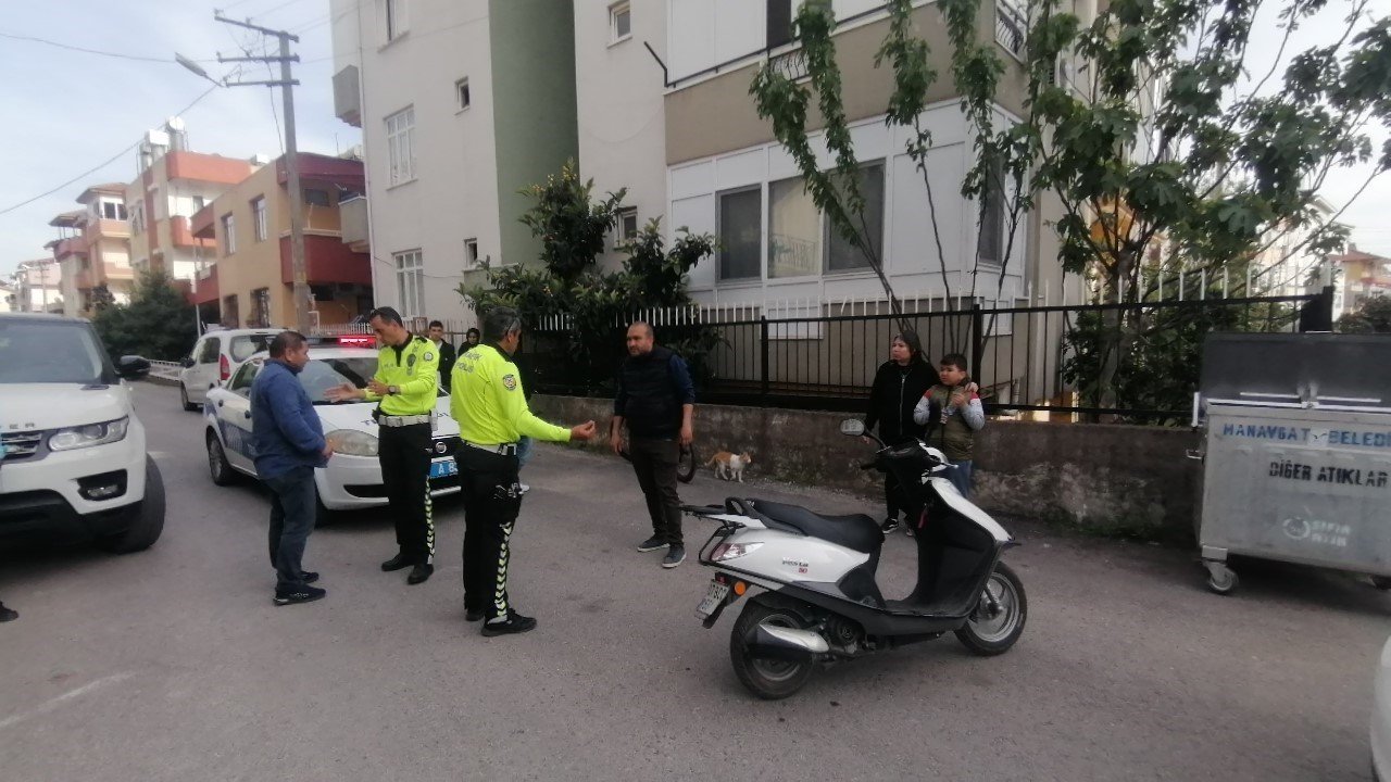 Maddi hasarlı kazanın ardından araç sürücüleri birbirlerine girdi