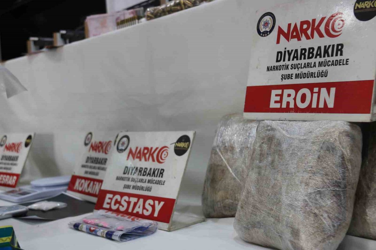 Diyarbakır merkezli 50. ‘Kökünü Kurutma Operasyonunda ele geçirilenler sergilendi: 215 gözaltı