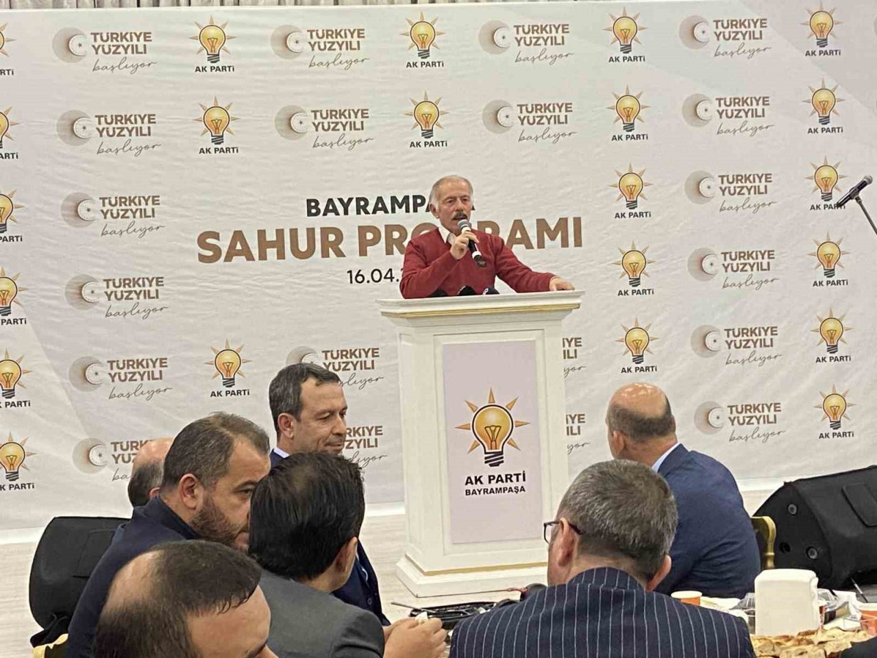 Süleyman Soylu Bayrampaşa’da düzenlenen sahur programına katıldı