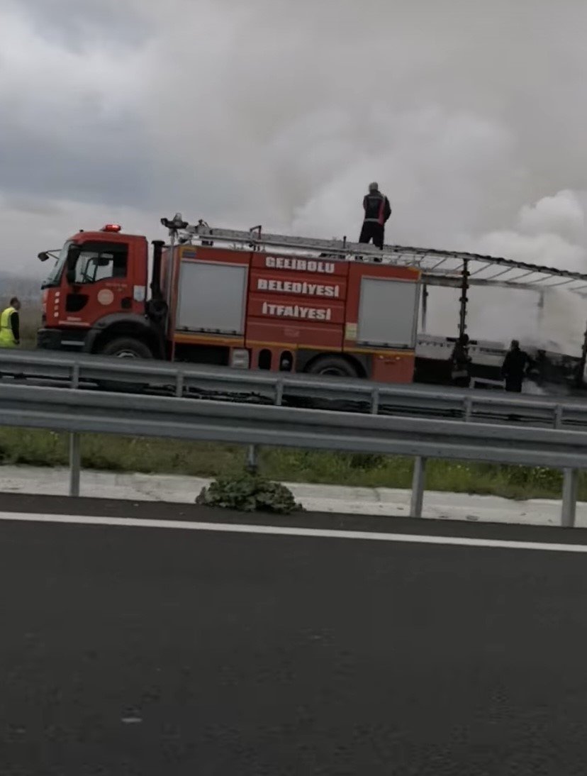 Çanakkale’de seyir halindeki tırın dorsesinde yangın çıktı