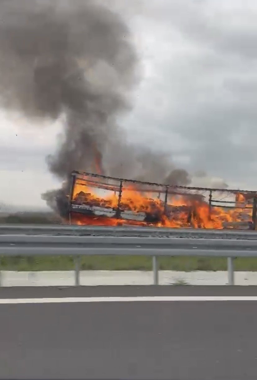 Çanakkale’de seyir halindeki tırın dorsesinde yangın çıktı