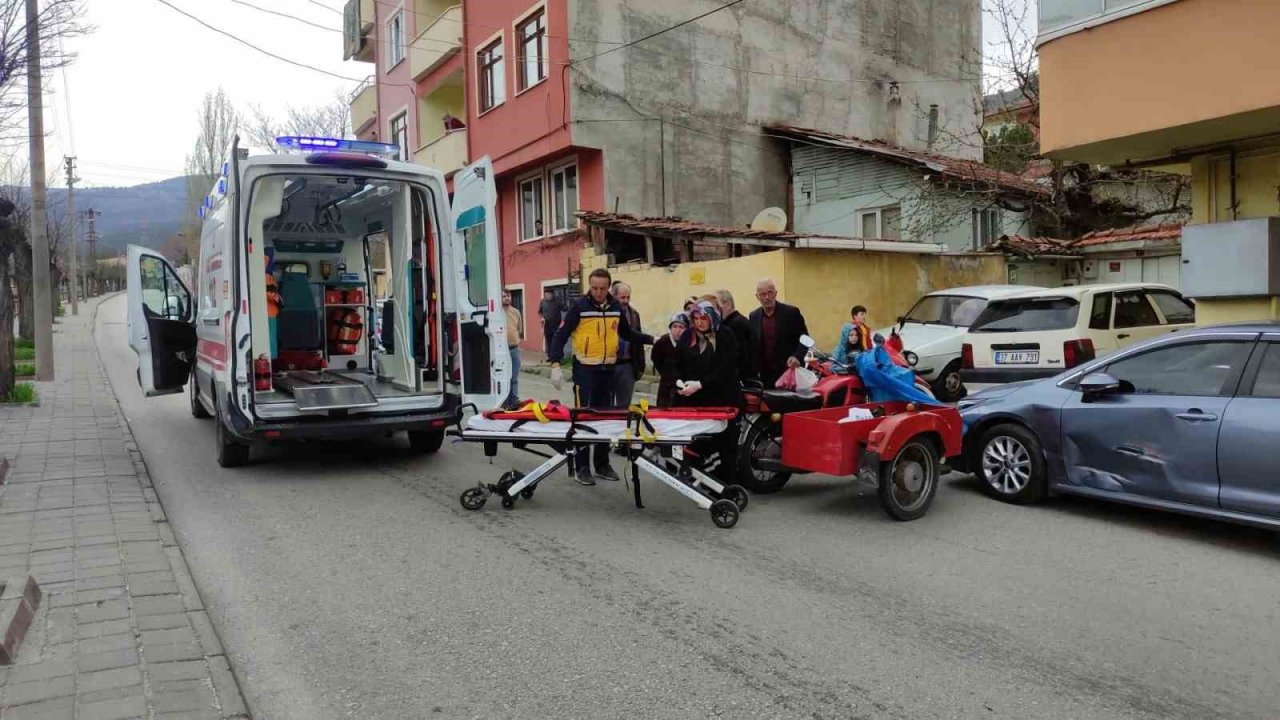 Motosiklet park halindeki otomobile çarptı: 3 yaralı