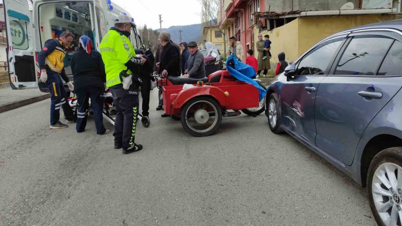 Motosiklet park halindeki otomobile çarptı: 3 yaralı