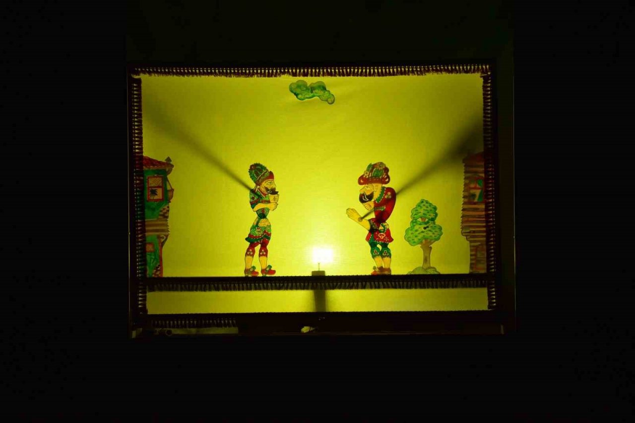 Çocuklar Hacivat-Karagöz ile eğlendi