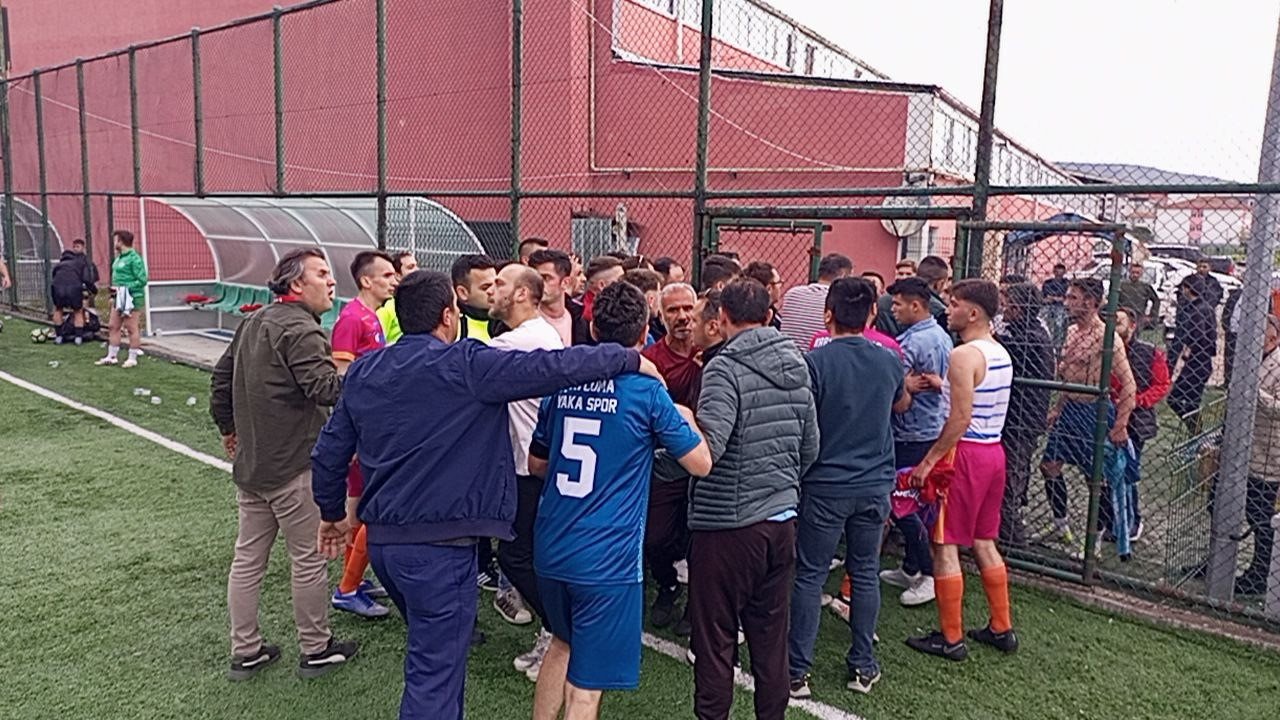 Amatör maçta ortalık karıştı