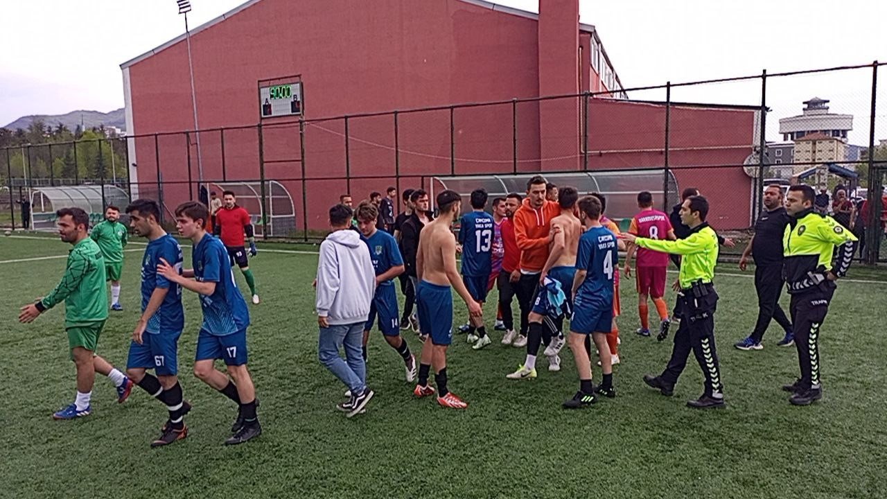 Amatör maçta ortalık karıştı