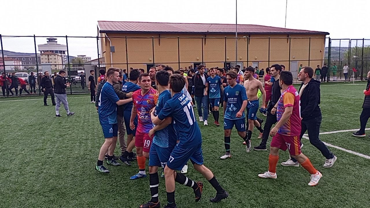 Amatör maçta ortalık karıştı