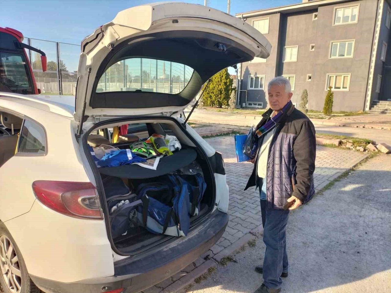 Tarihi spor kulübünü arabasının bagajında yaşatıyor