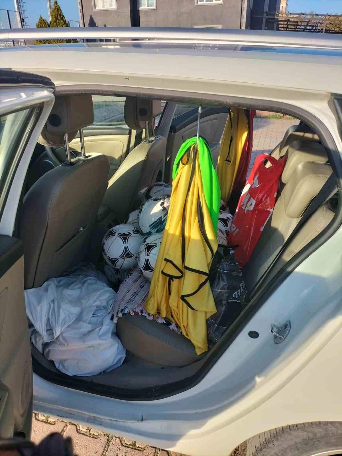 Tarihi spor kulübünü arabasının bagajında yaşatıyor