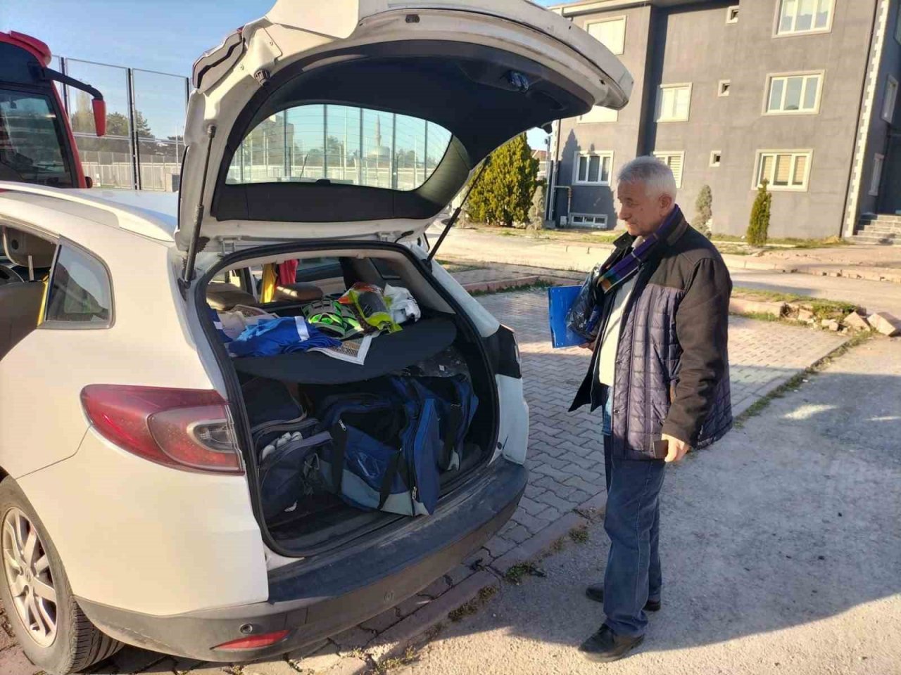 Tarihi spor kulübünü arabasının bagajında yaşatıyor