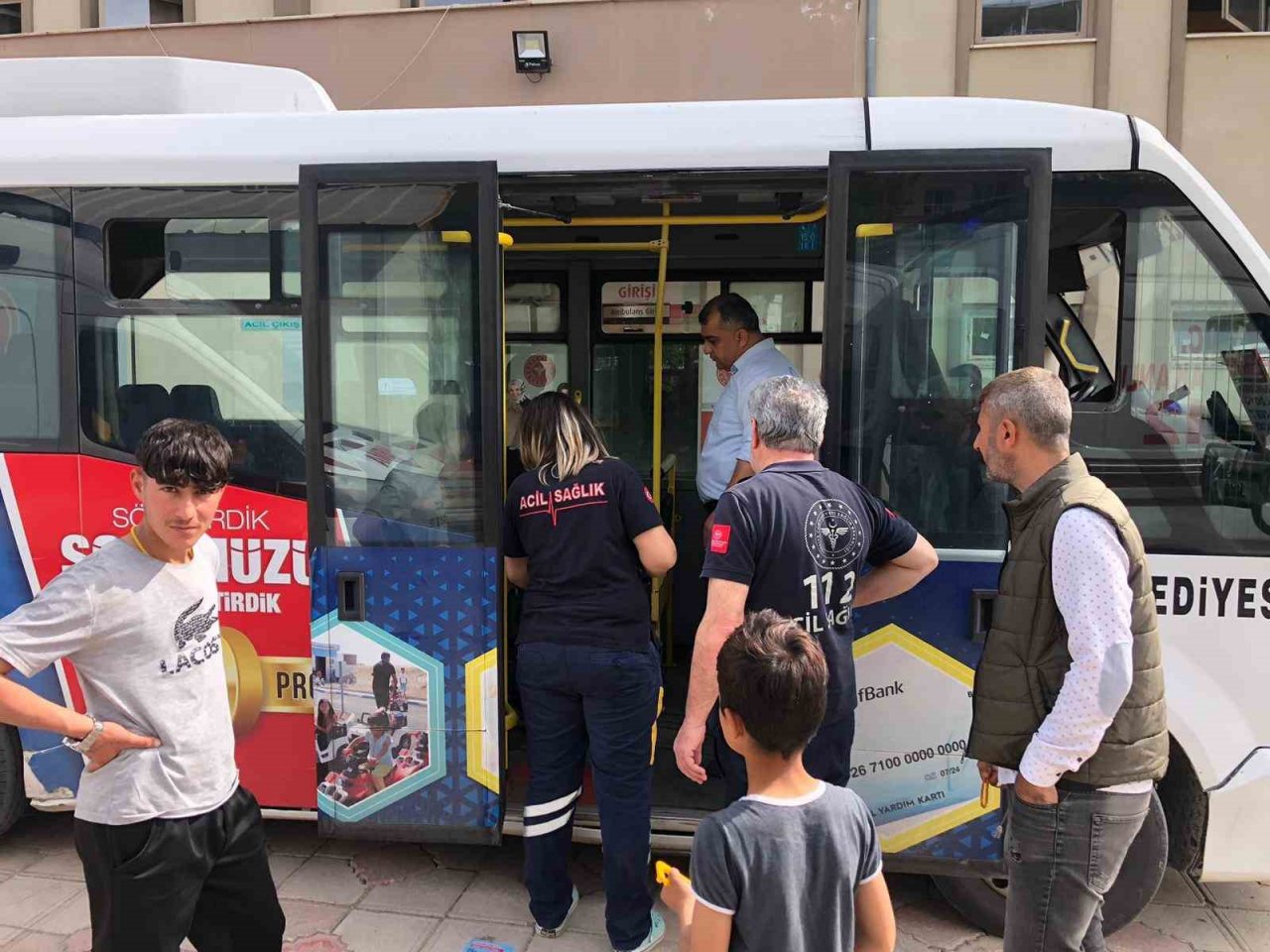 Yolcunun hayatını minibüs şoförü kurtardı