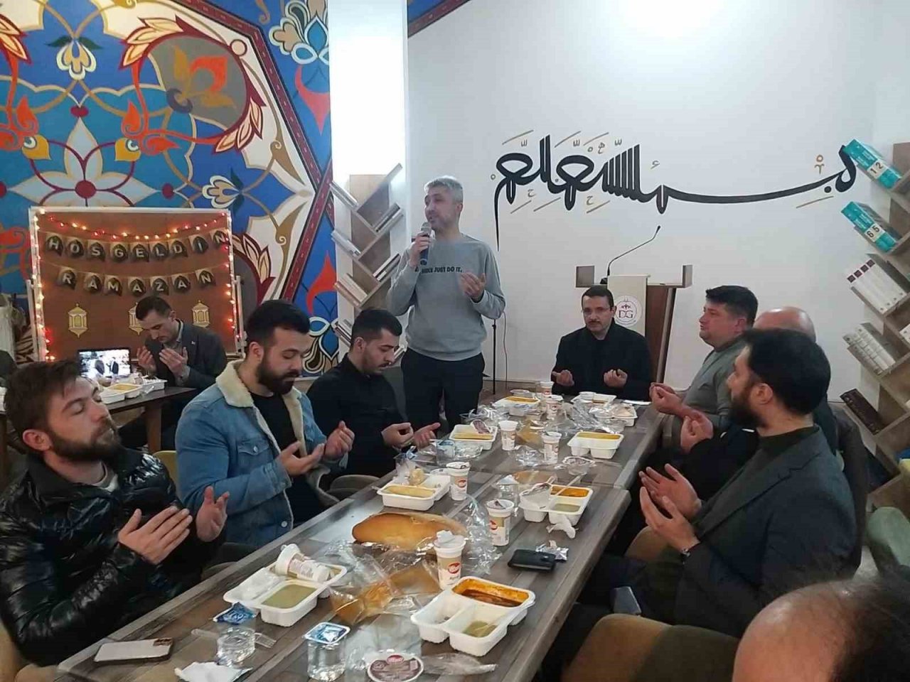 Çalışan gençler iftarda buluştu