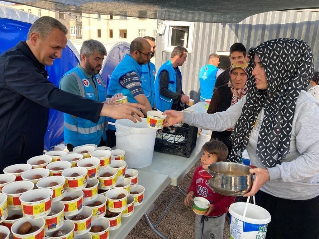 Müftü Kazancı, Kırıkhan’da iftarda yemek dağıttı