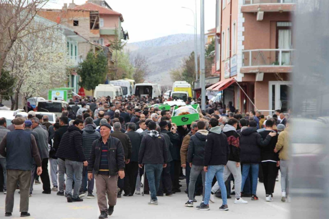 Kazada hayatlarını kaybeden 16 yaşındaki iki arkadaş toprağa verildi