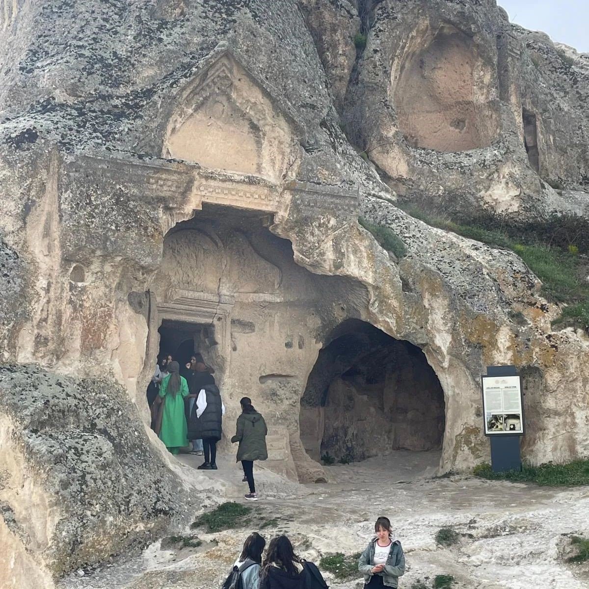 KYK yurtlarında kalan depremzede çocuk ve gençler tarihi Frig Vadisi’ni gezdi