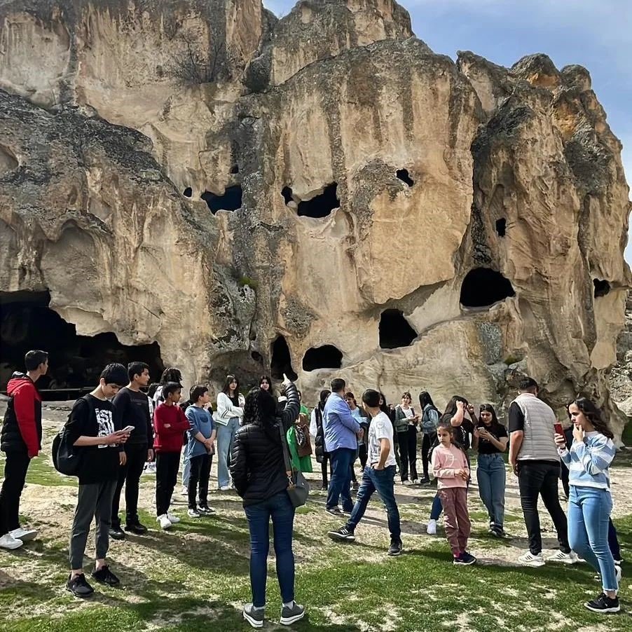 KYK yurtlarında kalan depremzede çocuk ve gençler tarihi Frig Vadisi’ni gezdi