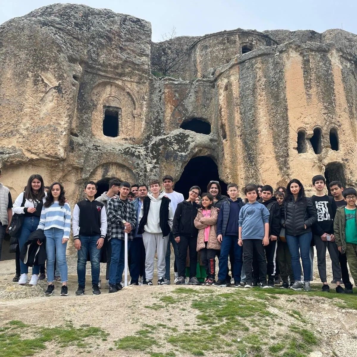 KYK yurtlarında kalan depremzede çocuk ve gençler tarihi Frig Vadisi’ni gezdi