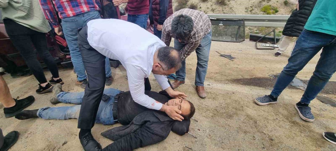Seçim gezisine giden AK Partili doktor adaydan kazada yaralananlara hayati müdahale