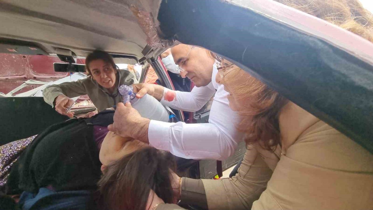 Seçim gezisine giden AK Partili doktor adaydan kazada yaralananlara hayati müdahale