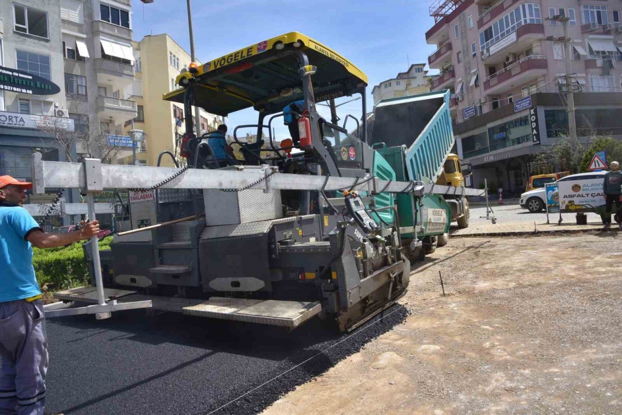 Alanya kent merkezinde devam eden asfalt yenileme çalışmalarında sona gelindi