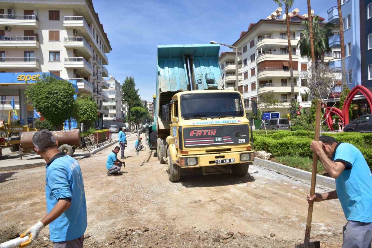 Alanya kent merkezinde devam eden asfalt yenileme çalışmalarında sona gelindi