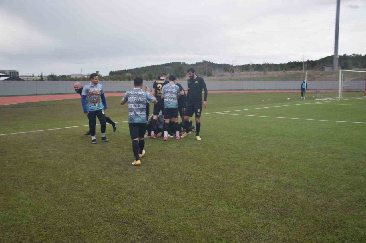 Grubunu lider tamamlayan Anadolu Üniversitesi maç sonu büyük sevinç yaşadı
