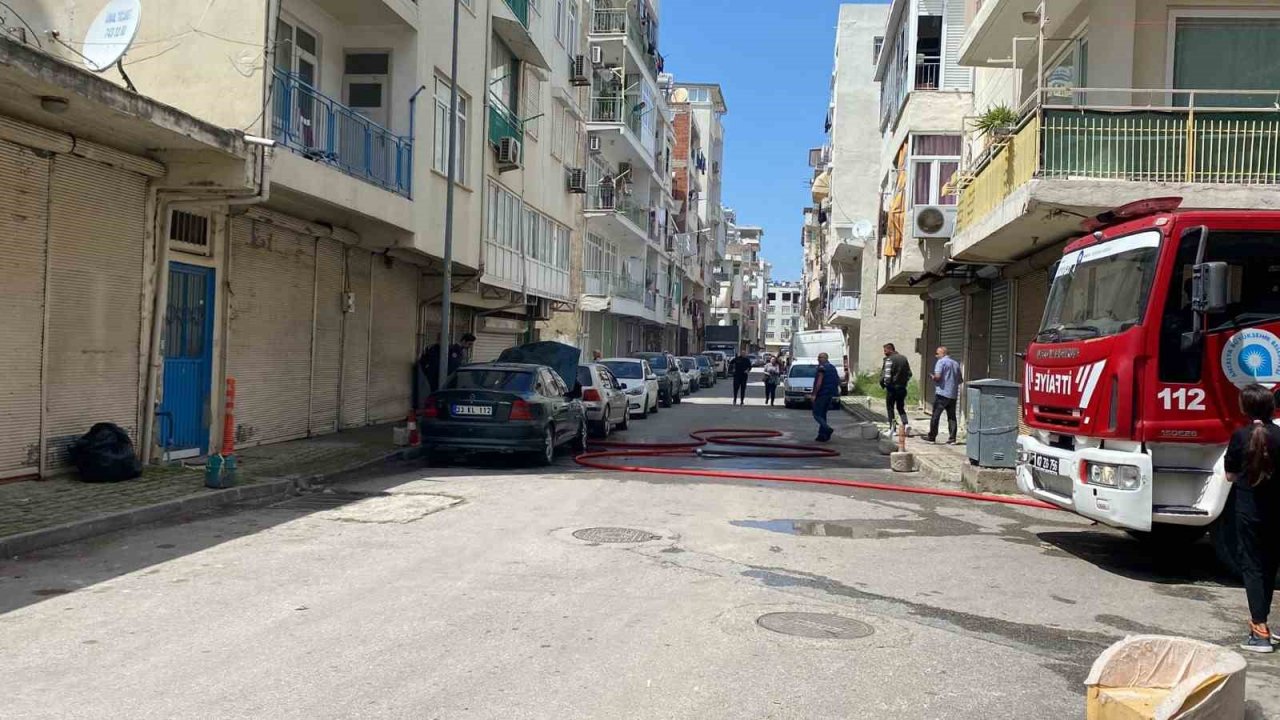 Park halindeki otomobilin motor kısmı tamamen yandı