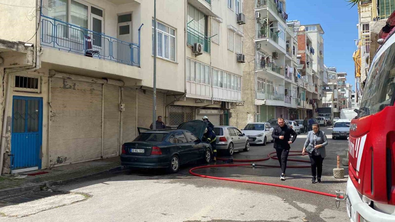 Park halindeki otomobilin motor kısmı tamamen yandı