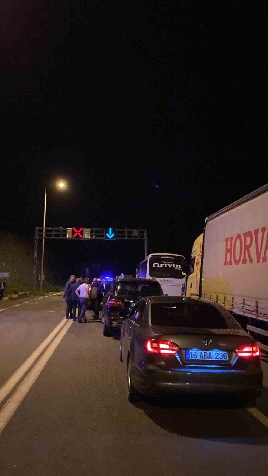Heyelan nedeniyle Artvin-Erzurum karayolu ulaşıma kapandı
