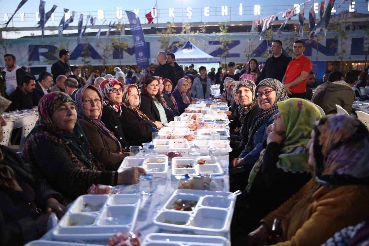 Binlerce Aydınlı, Büyükşehir’in iftar sofrasında buluştu
